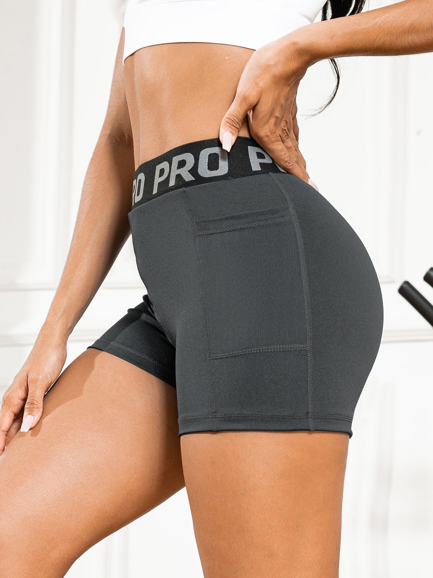 Women's High-Waisted Butt-Lifting Yoga Pants with Mesh Pockets and Three-Quarter Length for Running and Fitness