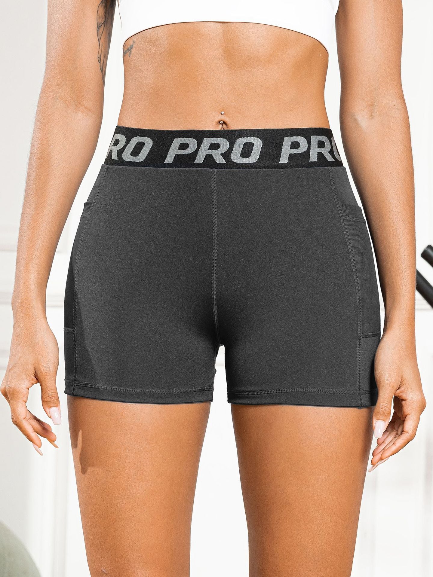 Women's High-Waisted Butt-Lifting Yoga Pants with Mesh Pockets and Three-Quarter Length for Running and Fitness